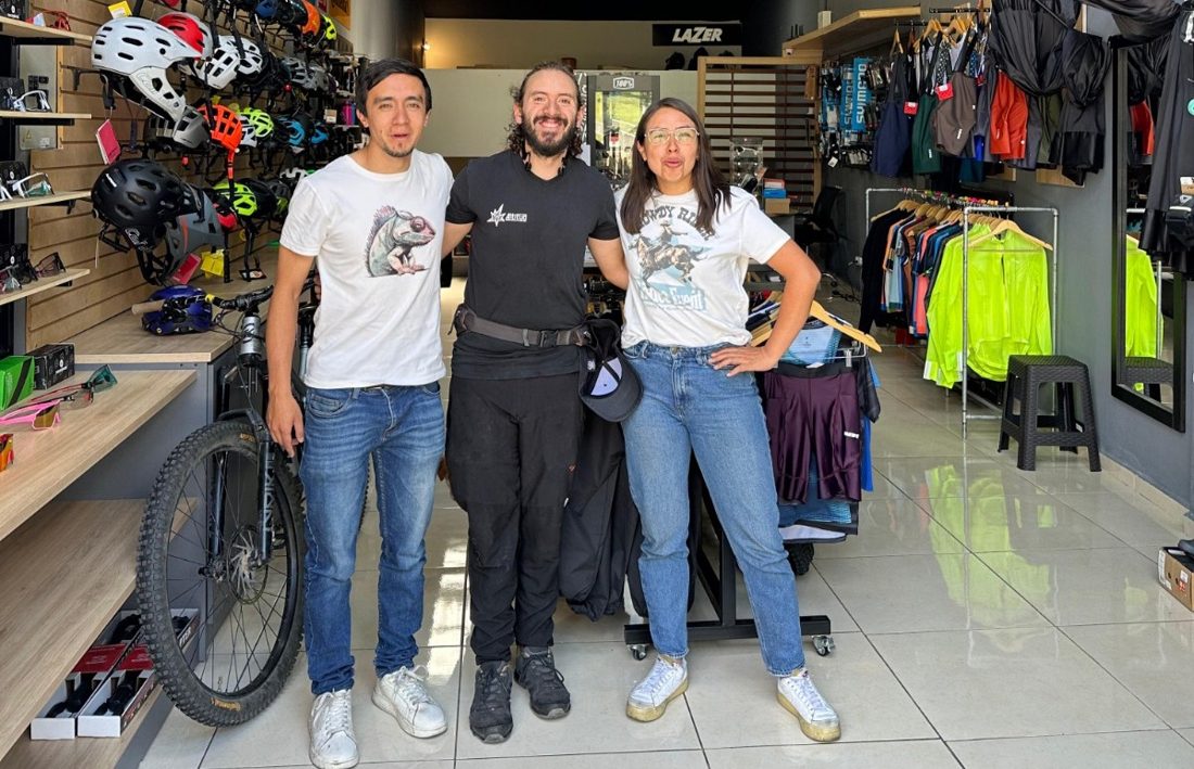 Equipo HUMA BIKE en la tienda